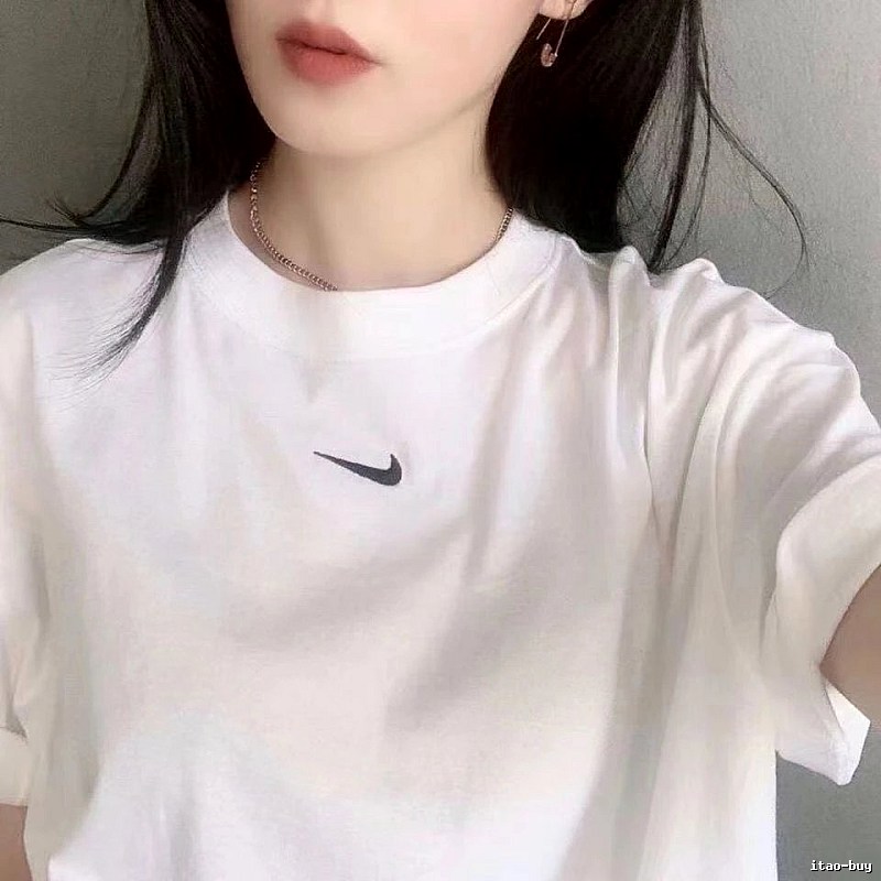 Nike Center Swoosh Logo Detail White Swoosh T-Shirt Travel Styling